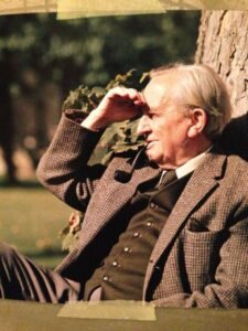 1. Visão Geral: O artigo apresenta a dica contra-intuitiva de Caio Bonfalari, do Rotina de Mestre, que orienta narradores a não tentarem imitar o estilo descritivo de J.R.R. Tolkien em suas mesas de RPG. 2. Princípio “Menos é Mais”: Explica a técnica que prioriza descrições objetivas e relevantes para os interesses dos jogadores, mantendo o ritmo da sessão e incentivando maior participação ativa do grupo. 3. Problema do Excesso Descritivo: Analisa como descrições longas e detalhistas podem monopolizar o tempo de fala do mestre, reduzir a agência dos jogadores e transformar a experiência em algo mais passivo do que colaborativo. 4. Abordagem Dinâmica e Colaborativa: Defende uma narração mais enxuta e funcional, que abre espaço para interação, improvisação e construção coletiva da cena. 5. Aplicação Prática na Mesa: O conteúdo oferece orientações diretas para equilibrar imersão e fluidez narrativa, mostrando como descrições focadas podem intensificar a experiência sem prejudicar o ritmo ou a diversão.